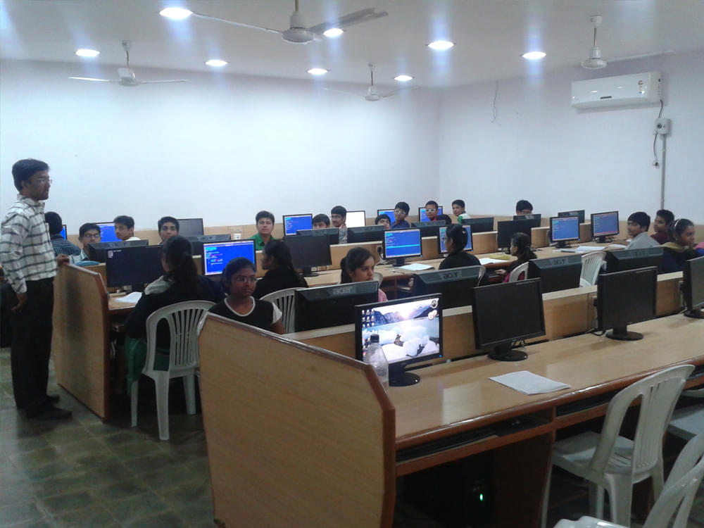 Bhailalbhai and Bhikhabhai Institute of Technology Anand Computer Lab photo 2
